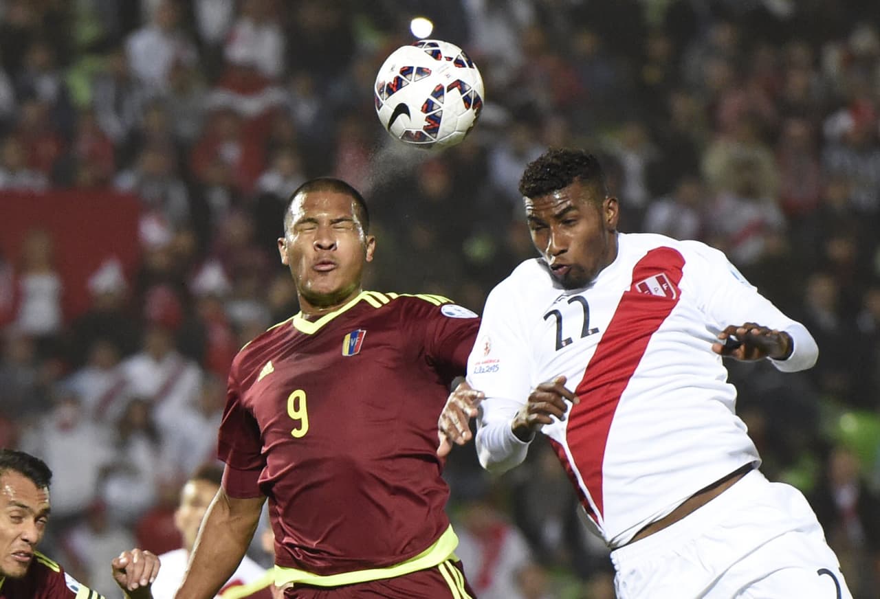 Salomón Rondón no pudo hacerle gol a Perú ante una buena marcación.