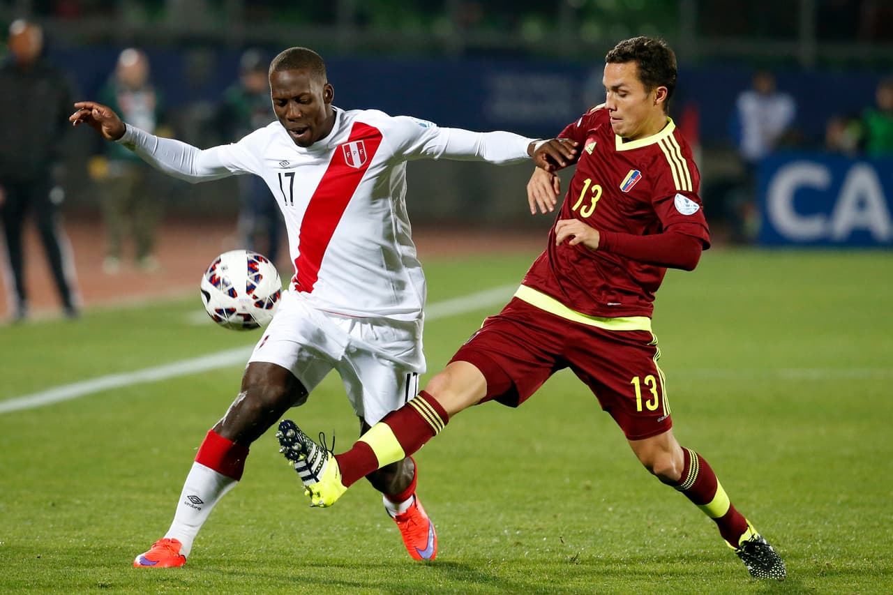 Luis Advíncula tuvo un duro duelo con Luis Seijas.