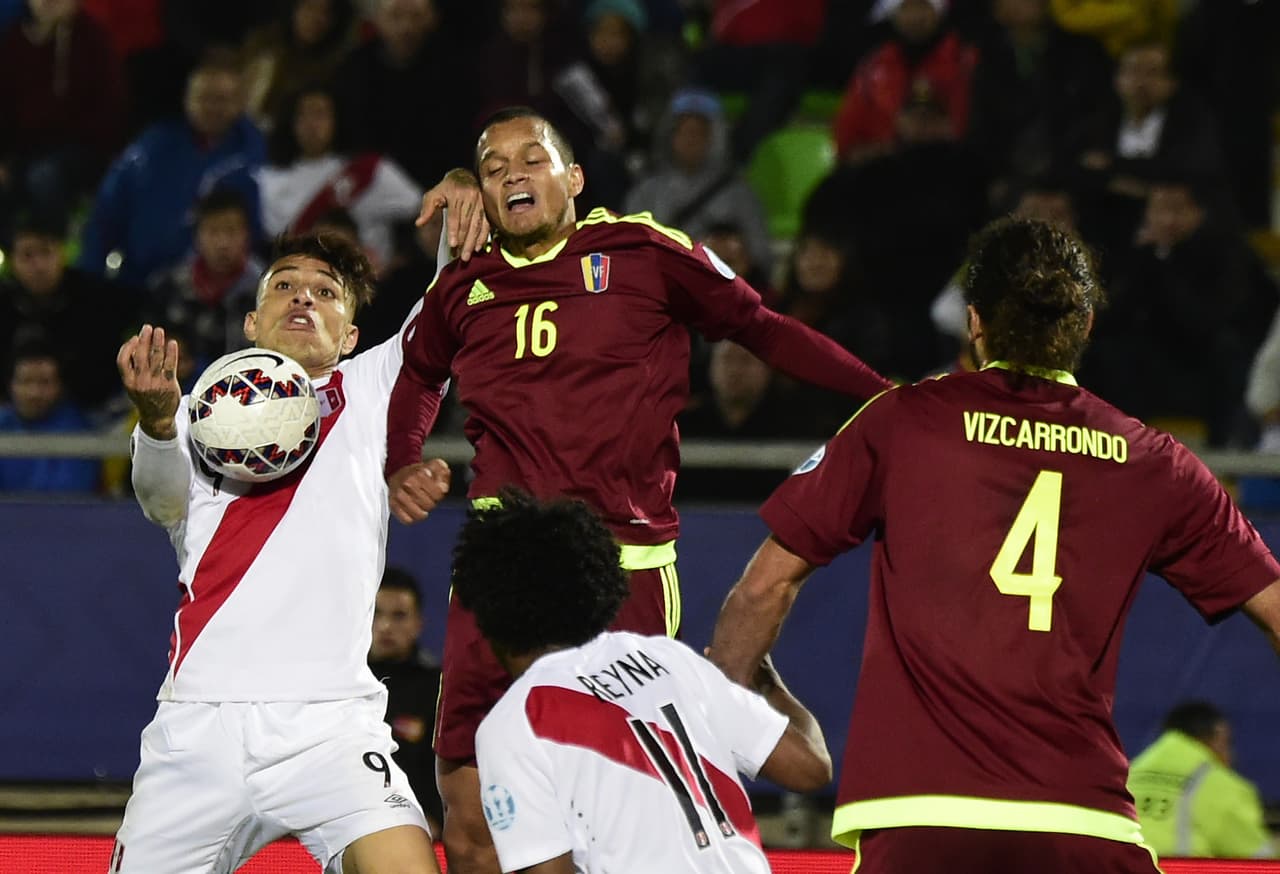 Paolo Guerrero complicó en distintas ocasiones a la defensiva venezolana.
