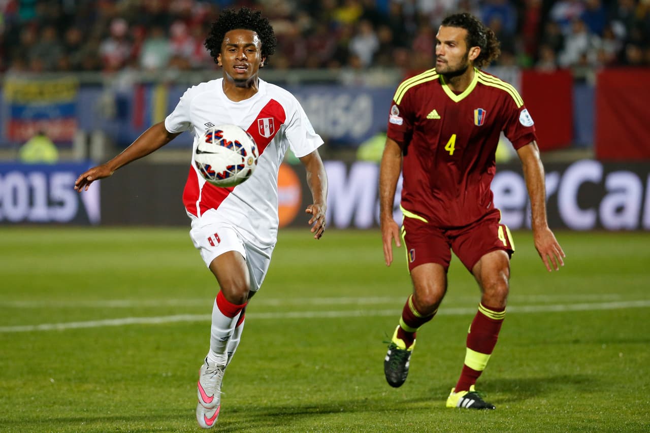 Oswaldo Vizcarrondo fue líder en la zaga Venezolana que no aguantó la presión que ejerció Perú.