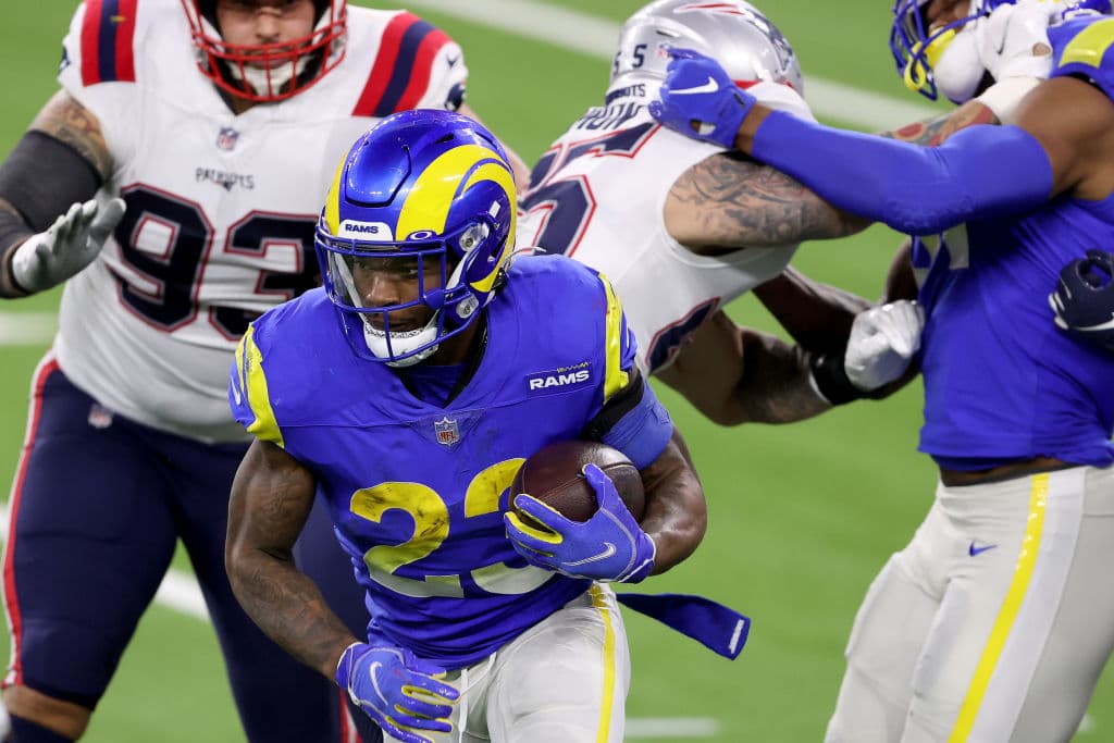 Aaron Donald controla de principio a fin a Cam Newton en la victoria 3-24 sobre los New England Patriots.