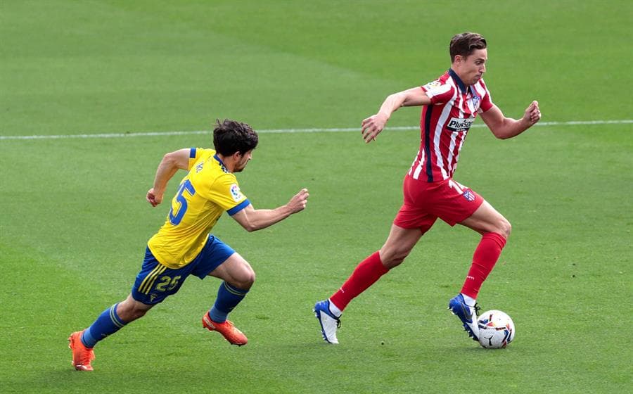 Atlético de Madrid sigue como líder de LaLiga tras vencer 4-2 al Cádiz. Con doblete de Luis Suárez y goles de Ñiguez y Koke, los 'Colchoneros' se llevan el triunfo; Álvaro Negredo anotó los dos goles para los locales; el mexicano Héctor Herrera entró de cambio al 84'.