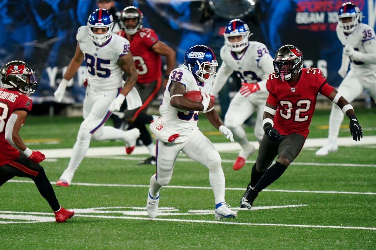 Con polémica incluída, los Tampa Bay Buccaneers consiguen un agónico triundo de 25-23 sobre los New York Giants.