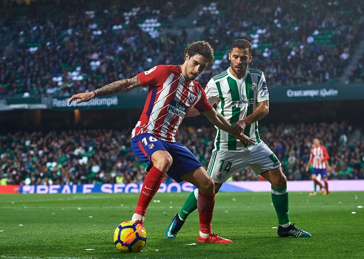 El danés Riza Durmisi, compañero del mexicano Andrés Guardado en Betis, es uno de los nombres que busca Barcelona como refuerzo para el mercado invernal.