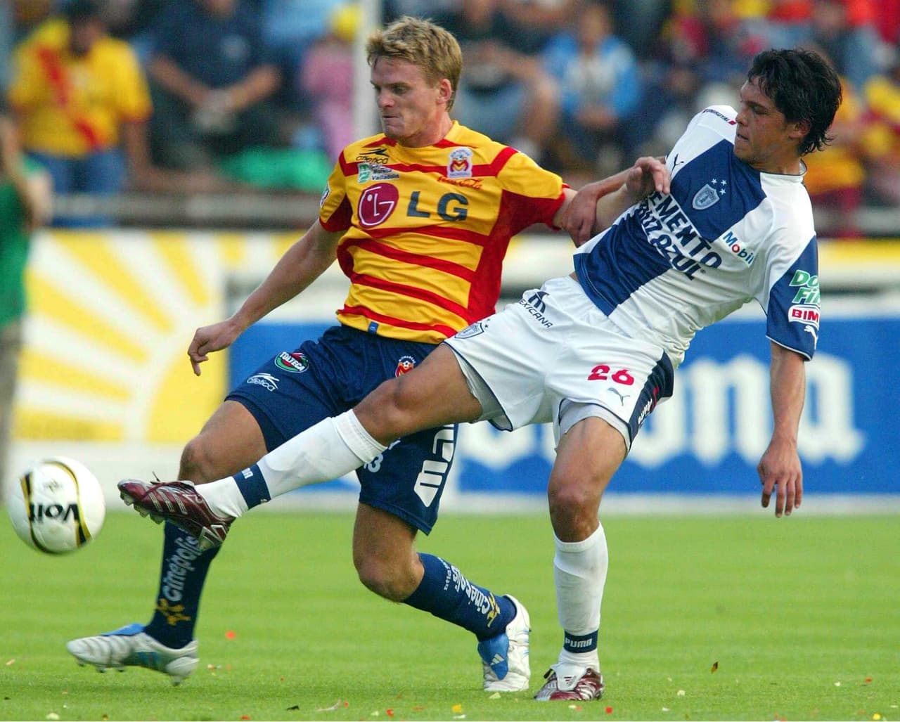 Destacaba por su gran potencia física y por ello debutó en Pachuca en 2004 a los 18 años de edad.