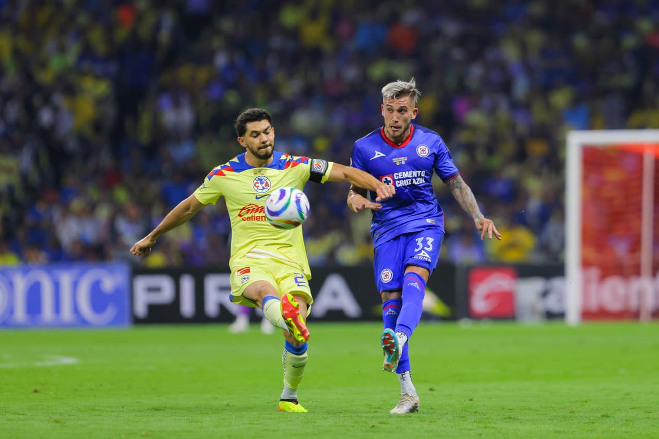 MEXICO CITY, MEXICO - MAY 26: Henry Martin (L) of America fights for the ball with Gonzalo Piovi of Cruz Azul during the Final second leg match between America and Cruz Azul as part of the Torneo Clausura 2024 at Azteca Stadium on May 26, 2024 in Mexico City, Mexico. (Photo by Agustin Cuevas/Getty Images)