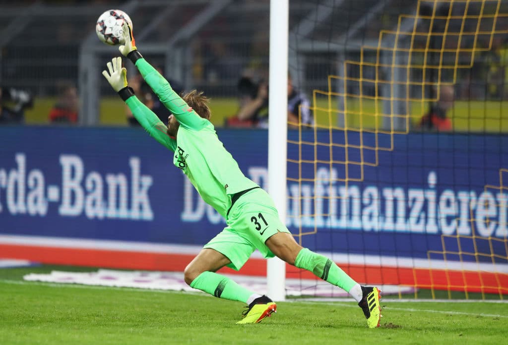 El arquero Kevin Trapp poco pudo hacer para evitar el gol de Paco Alcacer del Borussia Dortmund.