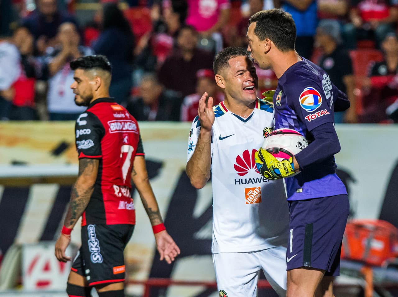 Agustín Marchesín estuvo en plan grande y al minuto 29 atajó un penal cobrado por Gustavo Bou.