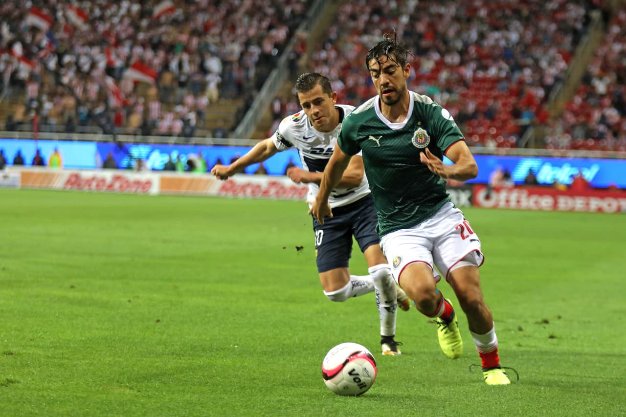 Action photo during the match Guadalajara vs Pumas UNAM, Corresponding 9st round of the Torneo Apertura 2017 Liga BBVA Bancomer the MX, at Chivas Stadium. Foto de accion durante el Partido Guadalajara vs Pumas UNAM, Correspondiente a la Jornada 9 del Torneo Apertura 2017 de la Liga BBVA Bancomer MX, en el Estadio Chivas, en la foto: Rodolfo Pizarro Chivas y Alan Mozo Pumas 16/09/2017/MEXSPORT/Edgar Quintana