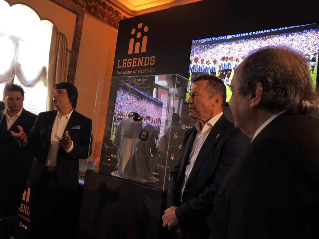 Matthäus dona la playera de Maradona de la Final de México 1986