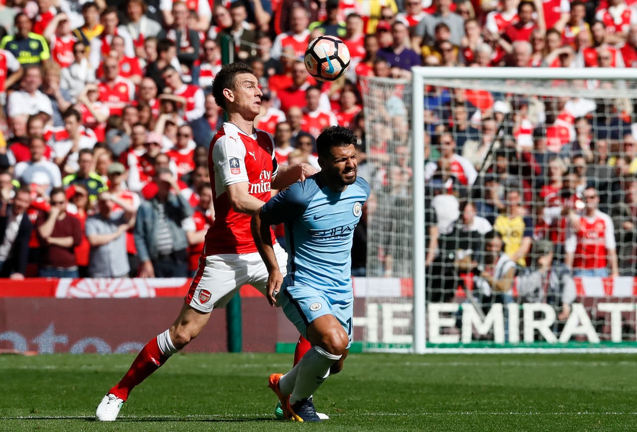 Uno de los que podría salir es Laurent Koscielny, pretendido por el Marsella en la liga francesa.