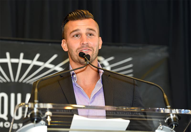 “No estoy aquí para ser su amigo, estoy aquí para ser su oponente. El 17 de octubre pelearemos", amenazó Lemieux.