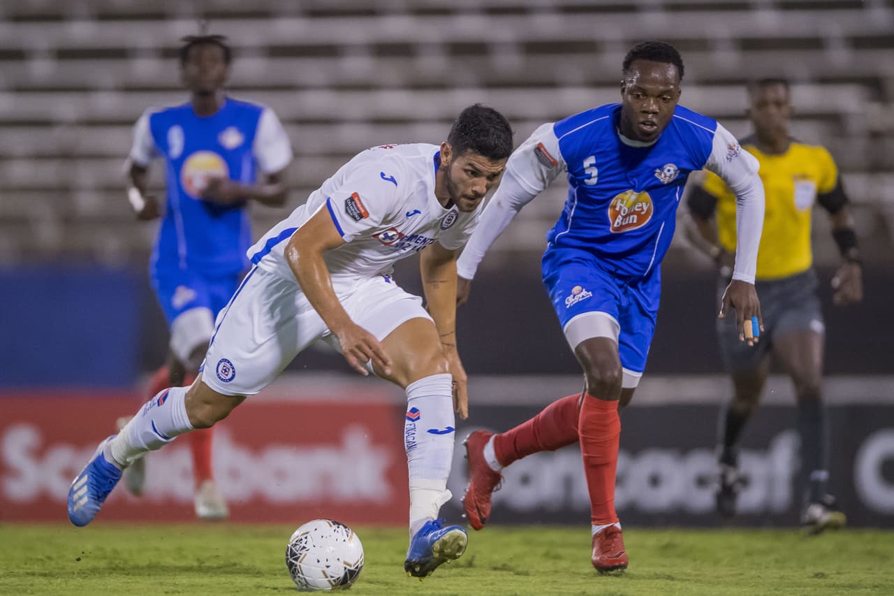 Lucas Passerini retiene de más la pelota pero logra conseguir la falta en terreno enemigo.