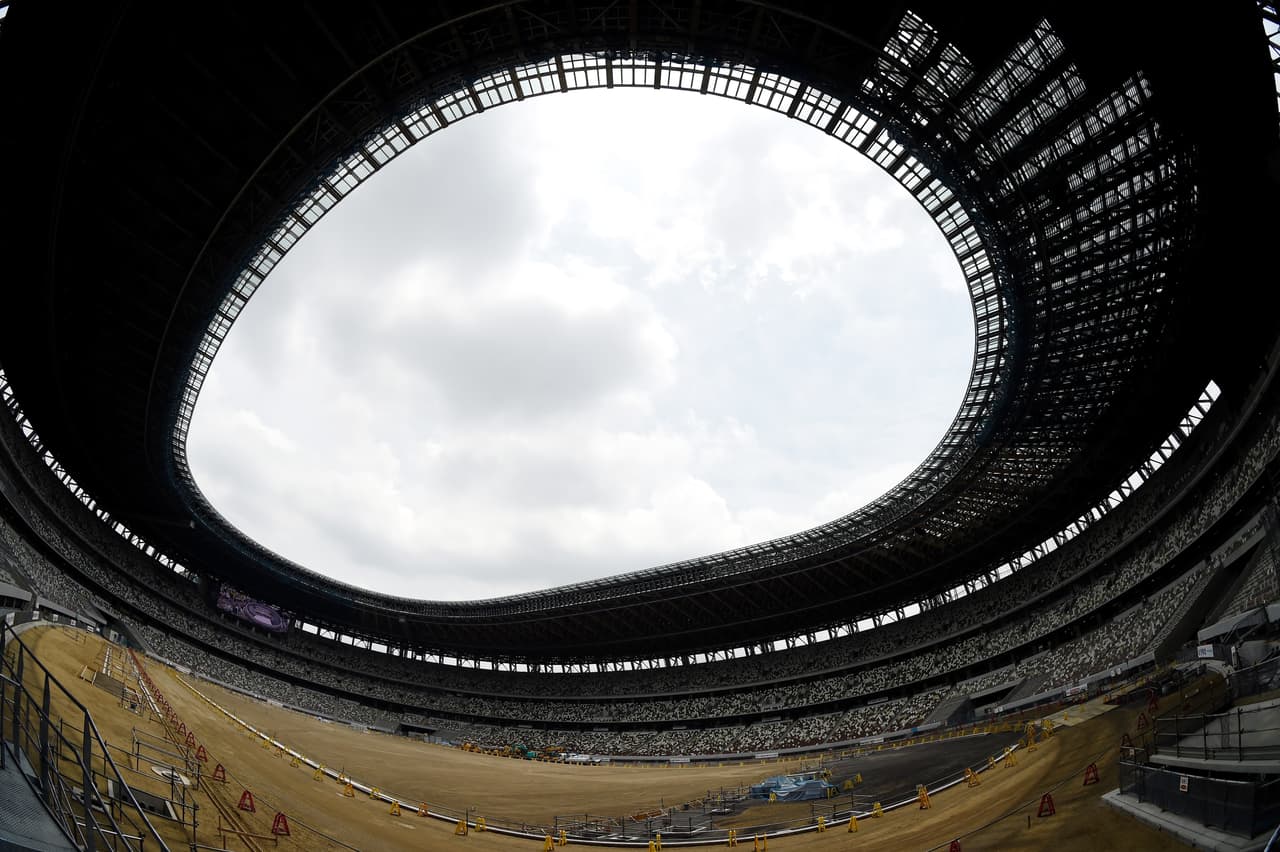 Se han instalado dos pantallas gigantes, de 30 metros de ancho por 9 de alto y alta definición, en los extremos norte y sur del estadio para que los asistentes disfruten mejor de las pruebas.