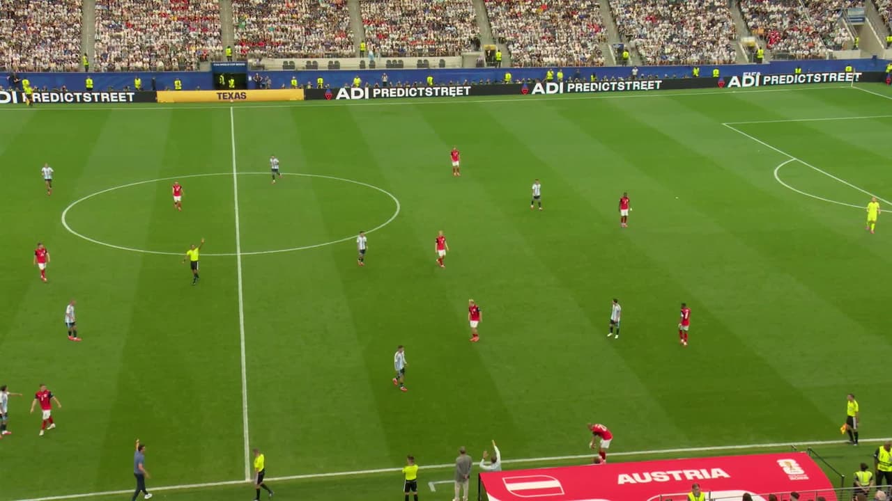 ¡GOL!  anota para Argentina. Lionel Messi