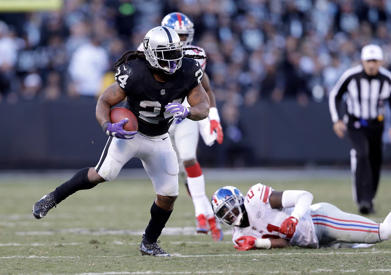 Marshawn Lynch lleva a Raiders al triunfo sobre Giants con la mira en playoffs