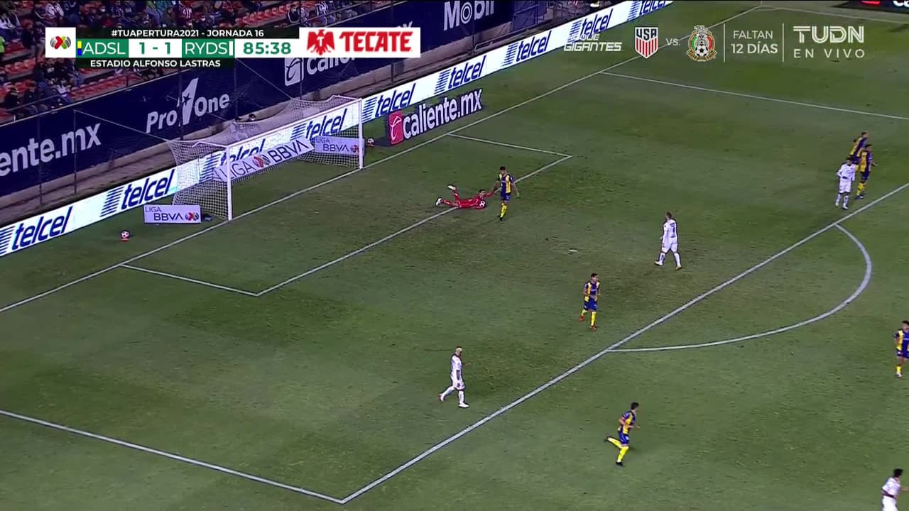 ¡TIRO ATAJADO! disparo por Maximiliano Meza.