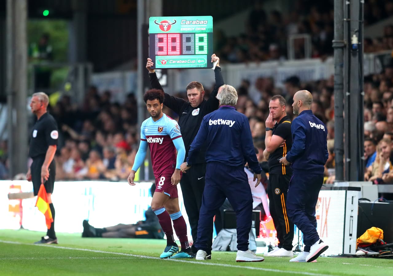 Felipe Anderson del West Ham United sale por Michail Antonio.