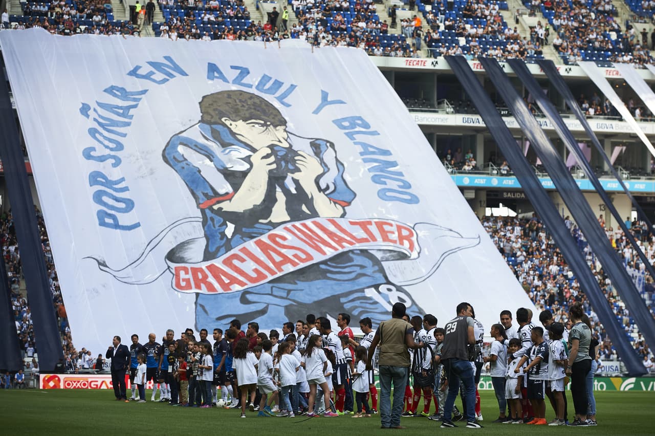 Los fanáticos en el Estadio BBVA Bancomer extendieron una pancarta de homenaje al argentino, campeón de la Liga MX en el Clausura 2003.