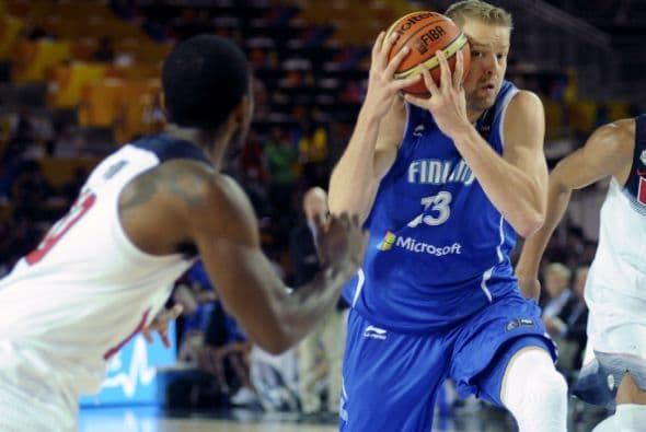 El partido era una gozada: Finlandia daba la cara, se mantenía y la grada vibraba como si fuera fiesta nacional. Los estadounidenses a lo suyo, mates incluidos: Rudy Gay metió el primer "alley hoop" a los ocho minutos. Al final del primer cuarto, 31-16. Treinta y un puntos de USA en un cuarto, y con solo un triple.