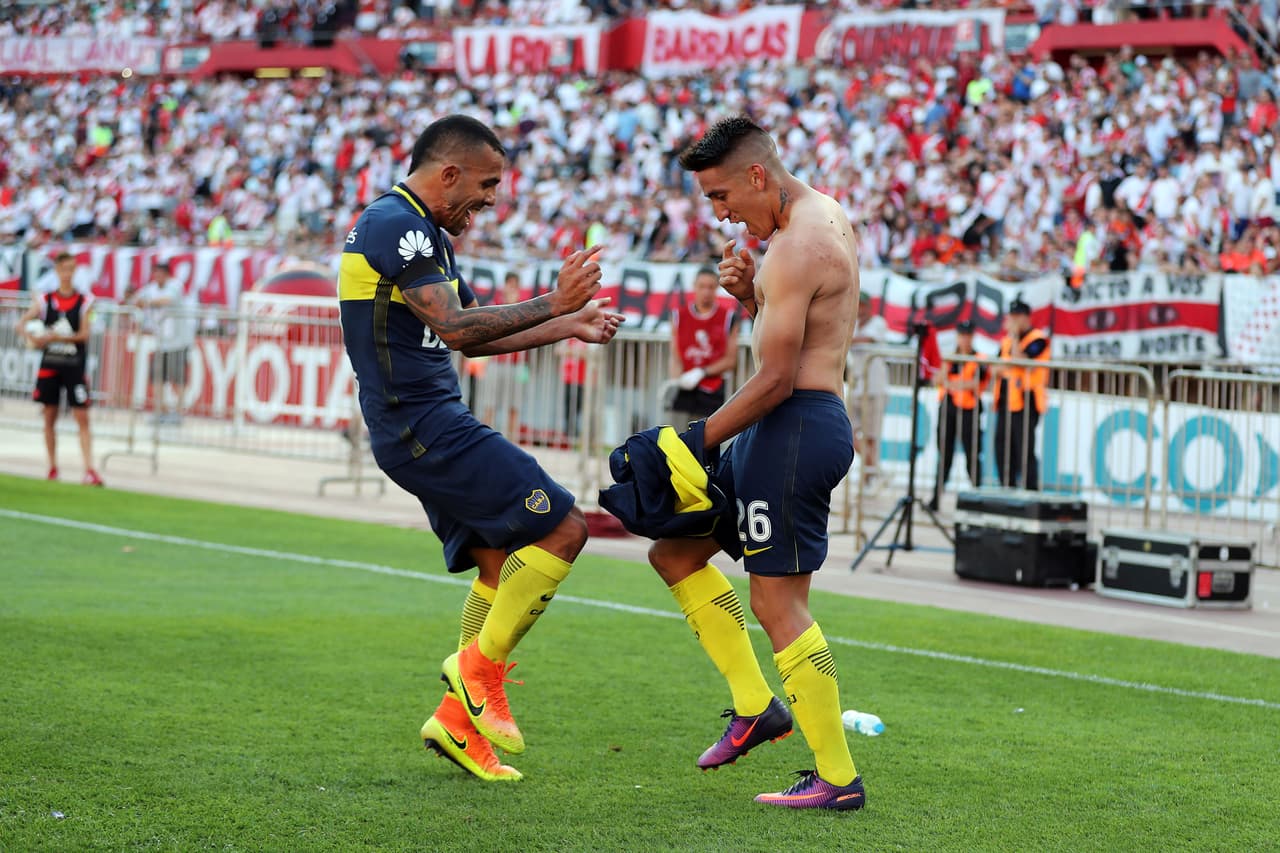 Tévez volvió en el 2015 a Boca Juniors, aunque un año después se marchó a China. Antes de irse, le anotó un doblete a River Plate.