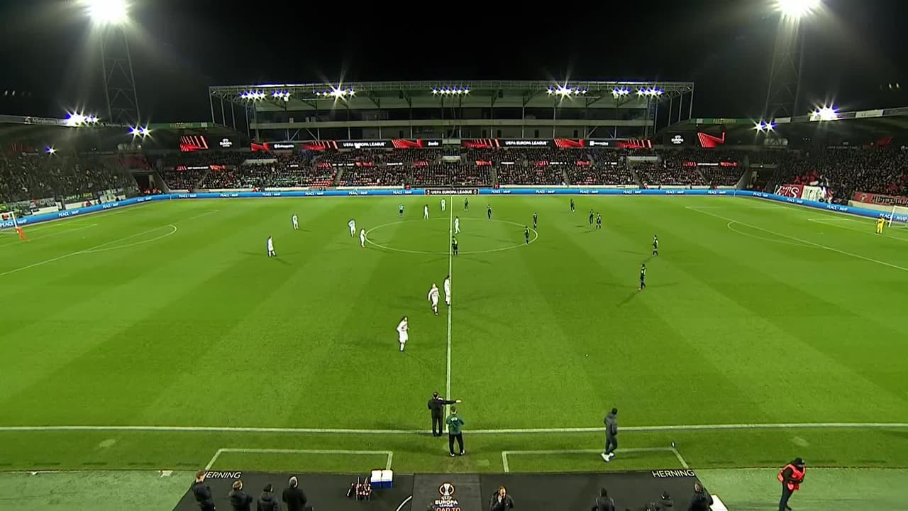 Arranca el partido y la pelota está en juego.