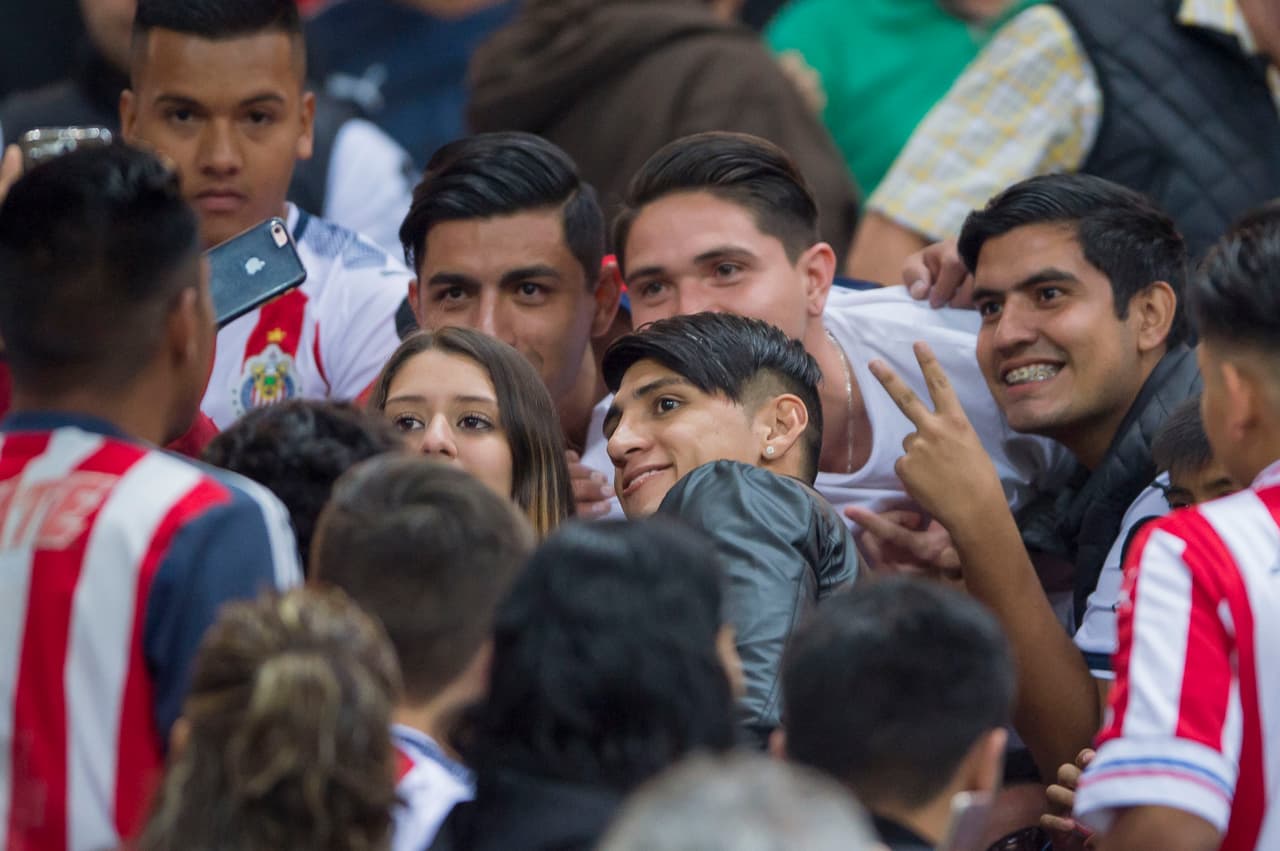 Alan Pulido, baja del equipo de Almeyda, aprovechó estar en la gradería para sacarse fotos con los aficionados.