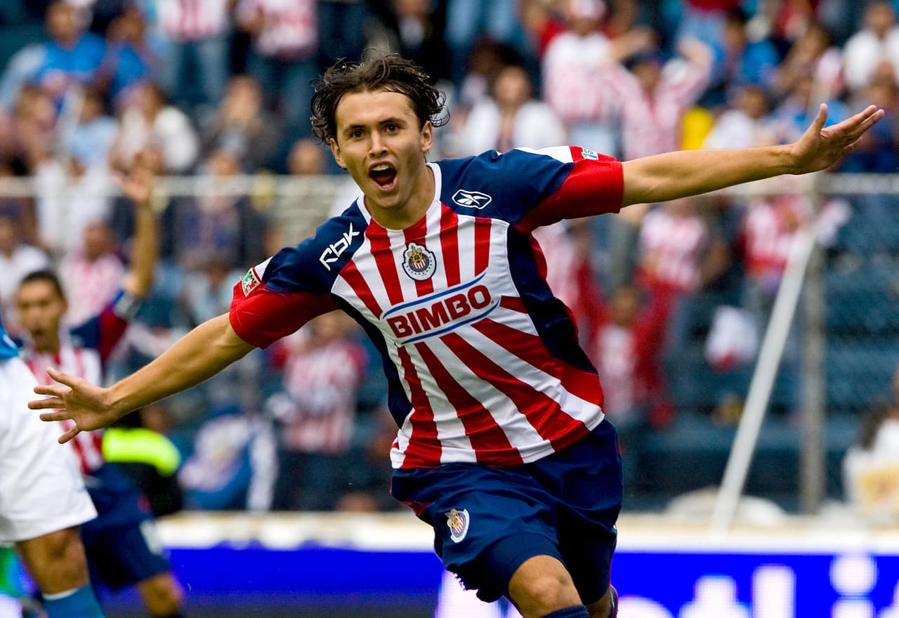 Omar 'La Pina' Arellano era experto en golear al América jugando para Chivas de Guadalajara. Llegó al 'Tri' en el 2009 pero las lesiones acabaron con su carrera en primera división. Hoy juega en Tampico Madero.