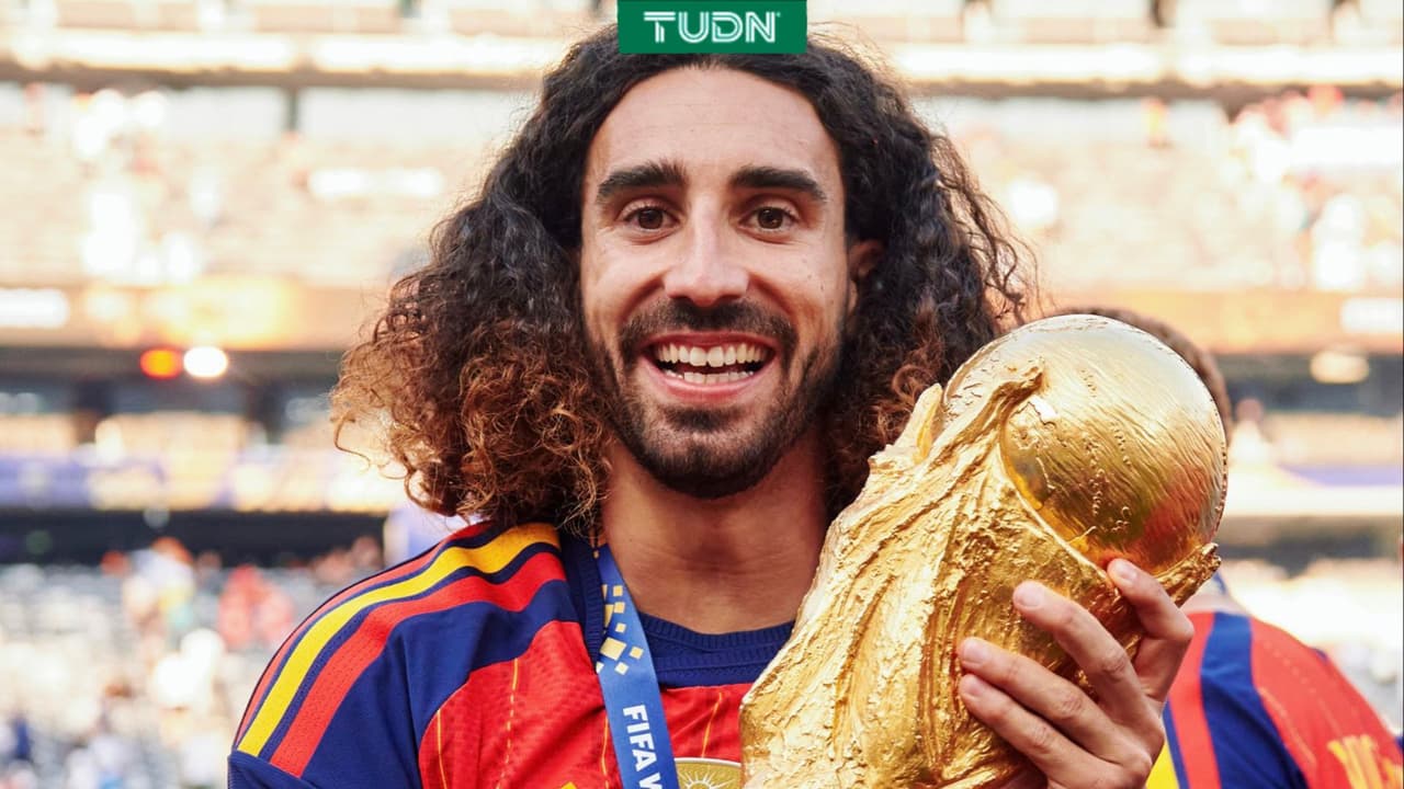 Marc Cucurella, único jugador en levantar dos Mundiales en un año