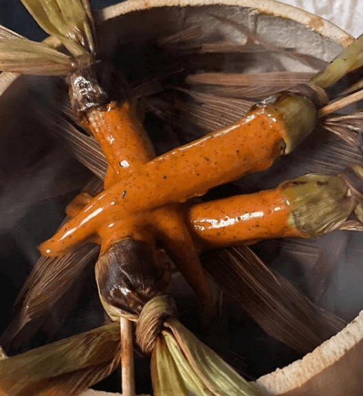 Dua Lipa se aventuró a la gastronomía mexicana y comió desde unos elotes hasta unos tacos al pastor.