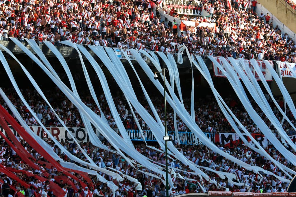 Los fanáticos de River Plate esperaron varias horas por la final de la Copa Libertadores contra Boca Juniors, juego suspendido luego de la agresión al vehículo del equipo Xeneize camino al estadio.