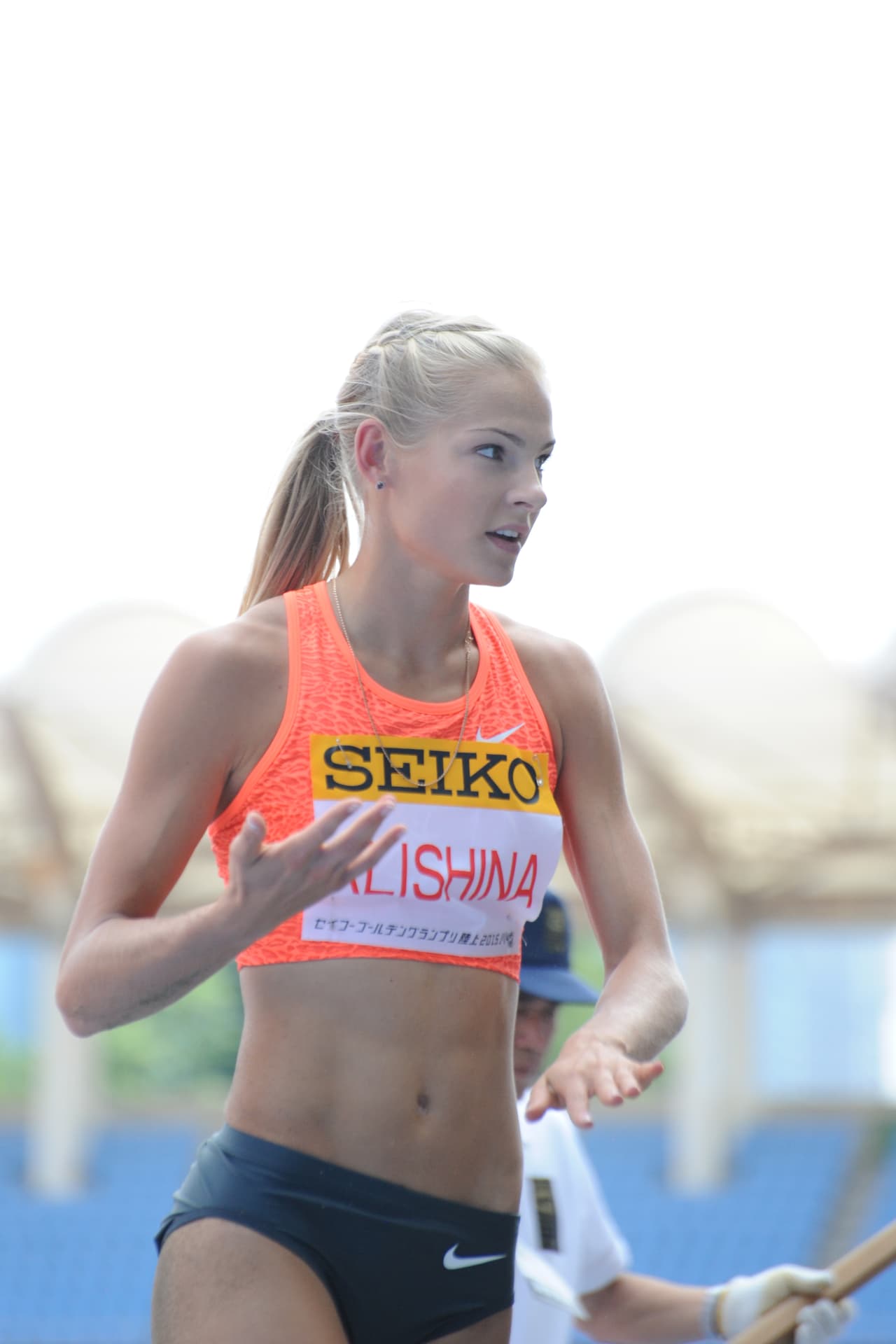 La rusa Daria Klishina es una atleta de salto de longitud que ha representado en su país en Mundiales y Juegos Olímpicos, con un gran rendimiento deportivo. Sin embargo, su hermoso rostro y cuerpo atlético la han convertido en un referente pretendido por las revistas de entretenimiento. Una belleza espectacular.