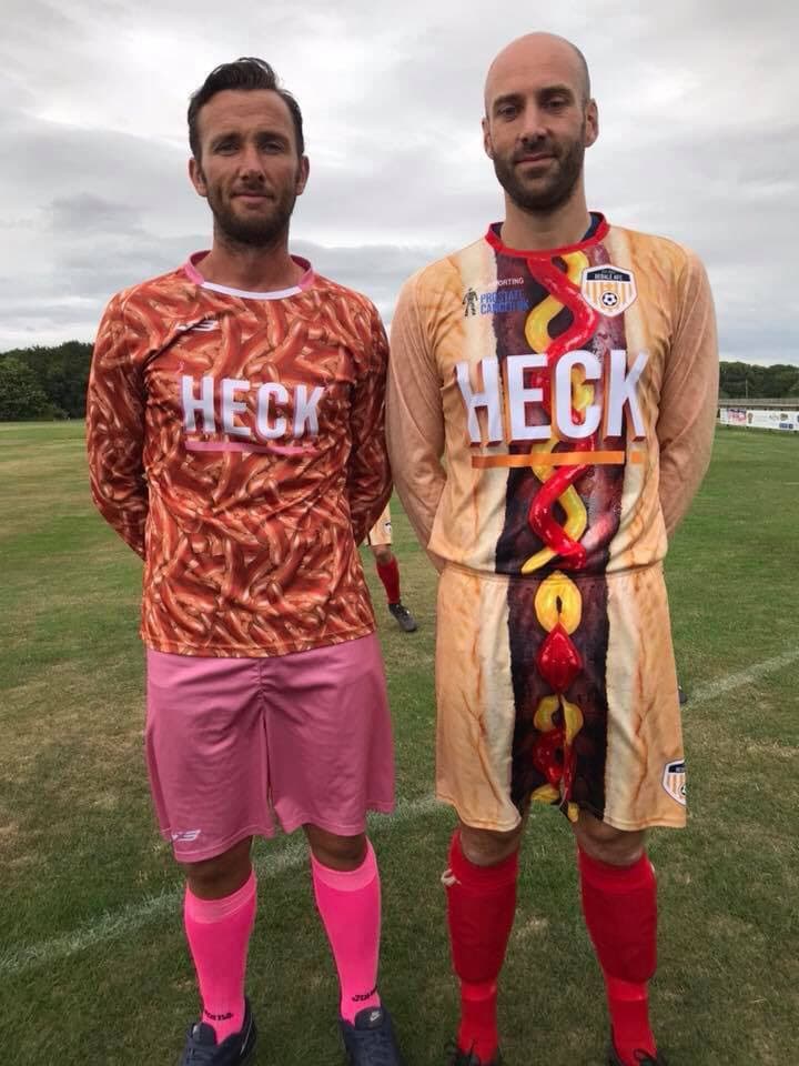 La jersey titular y alternativa incluyen muchas salchichas, siendo la principal con forma de hot dog y salsas.