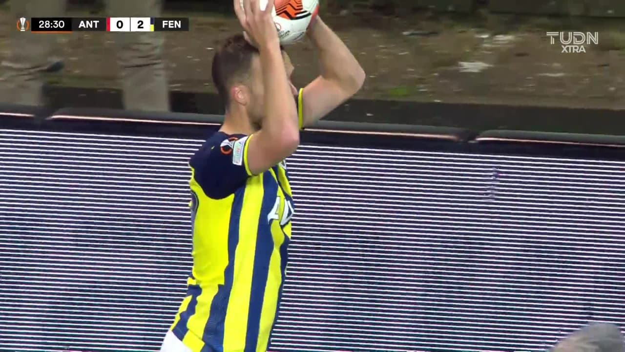 ¡GOL!  anota para Fenerbahçe. Mergim Berisha