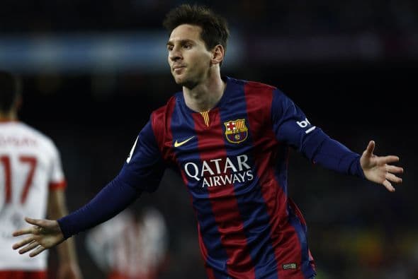 Leo anotó el primer gol al minuto 34 en el triunfo sobre el Almería.