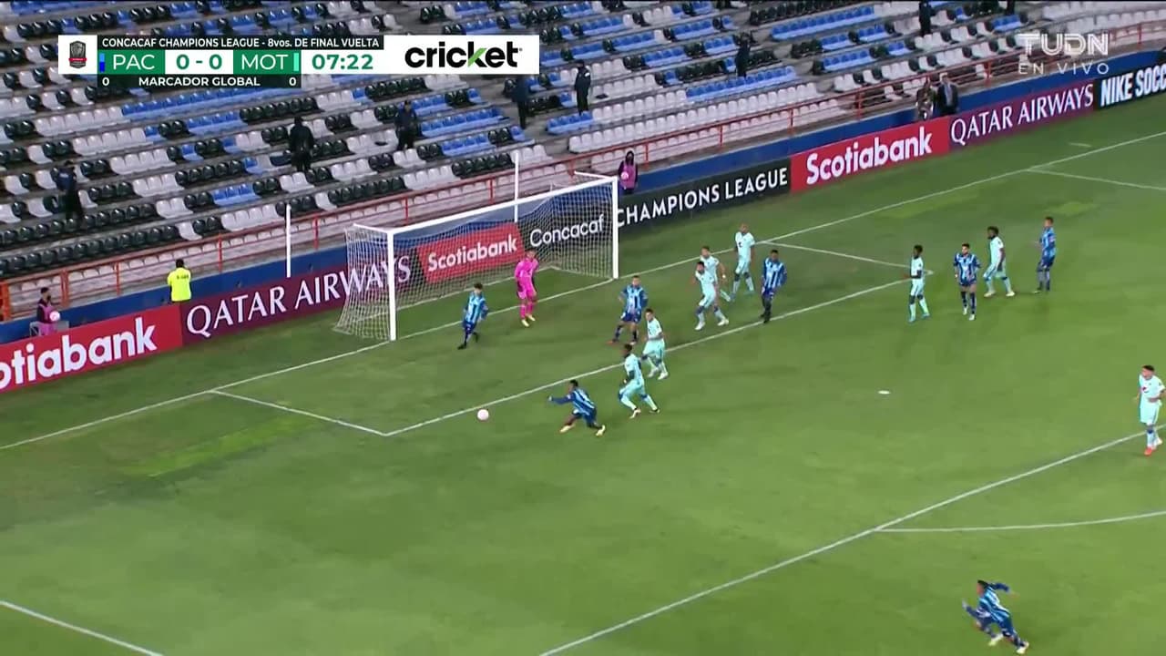 ¡CERCA! Luis Chávez disparó que se estrella en el poste.