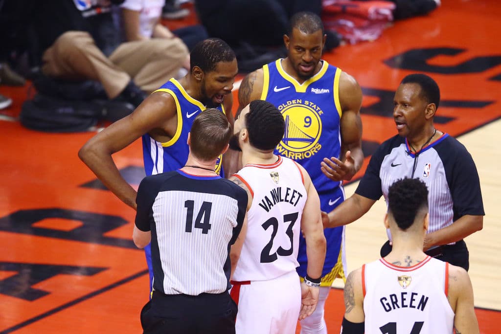 A comienzos del segundo cuarto Kevin Durant y Fred VanVleet se hicieron de palabras luego de una jugada donde el primero marcaba al segundo y le cometió falta.