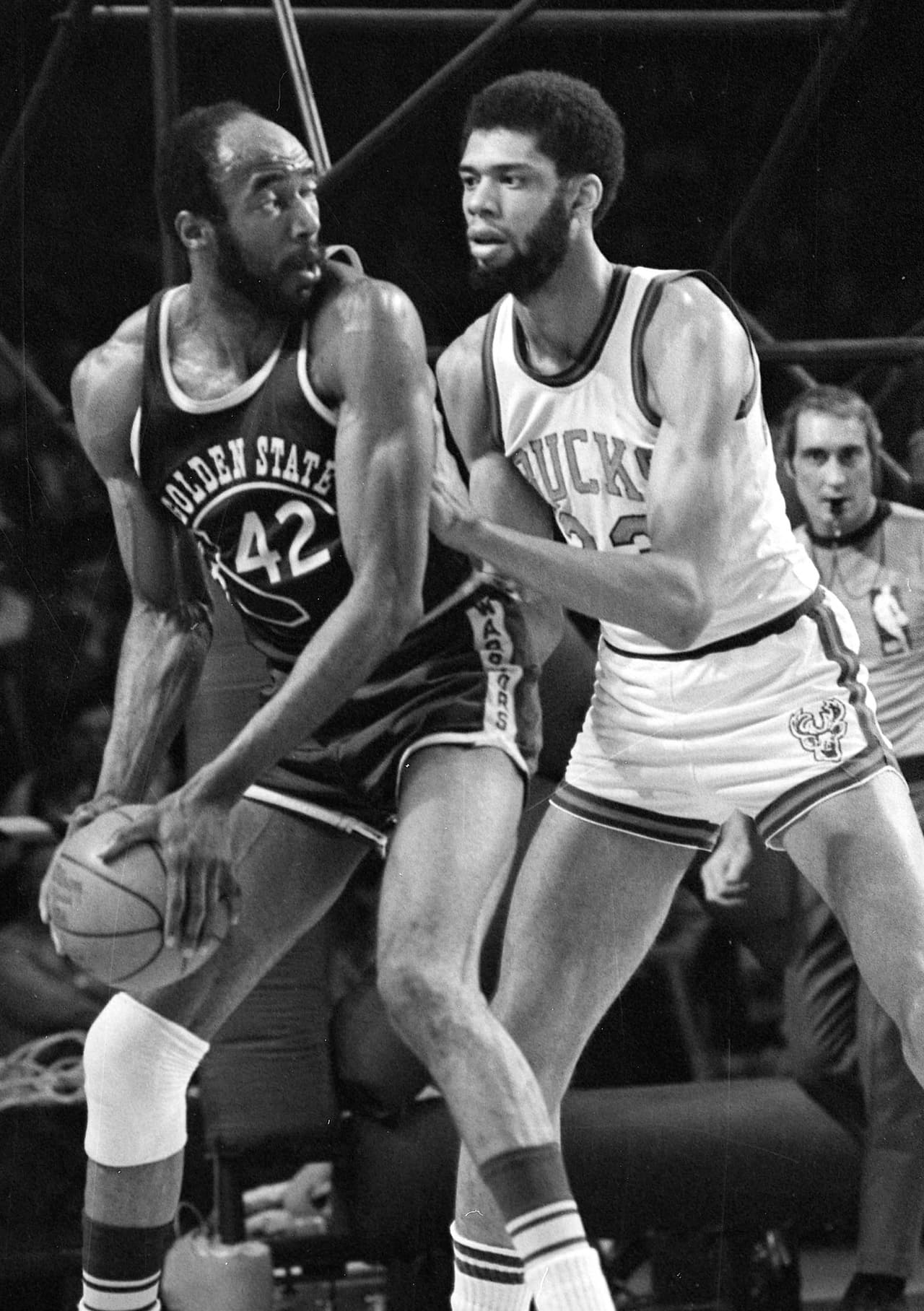 <b>7) Nate Thurmond</b>. En la foto marcado por Kareem Abdul-Jabbar, Thurmond (42) es un histórico de los Golden State Warriors quien de 1963 a 1974 se mantuvo con el equipo. Aunque no ganó un título con la franquicia, en 1996 fue elegido entre los 50 mejores jugadores de la historia de la NBA. 'Nate the Great' es el segundo en el equipo (757) en partidos, primero en minutos (30,735), y también en rebotes (12,771).