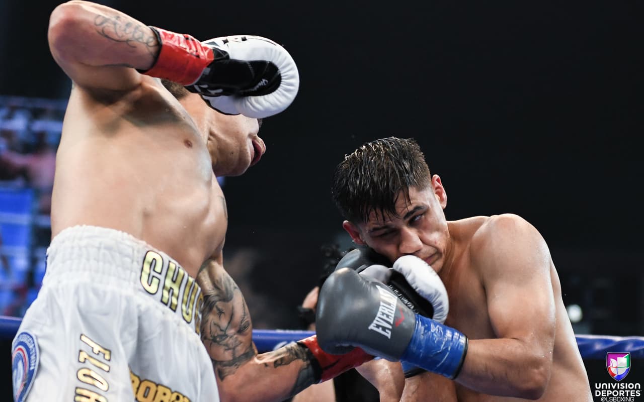 En la pelea coestelar de la noche, el campeonato supergallo de la Asociación Mundial de Boxeo (AMB), Daniel Roman le quitó el invicto al mexicano Moisés 'Chucky' Flores por amplia decisión unánime. Las tarjetas fueron de 116-112, 118-110 y 120-108 para el campeón.
