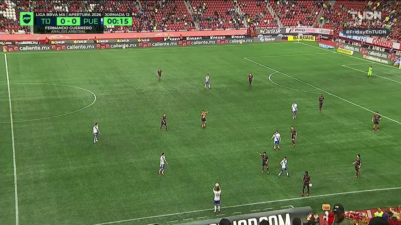 Arranca el partido y la pelota está en juego.