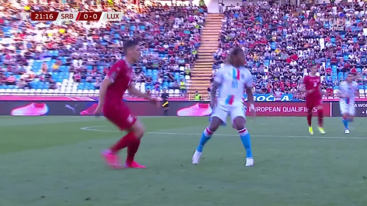 ¡GOL!  anota para Serbia. Aleksandar Mitrovic
