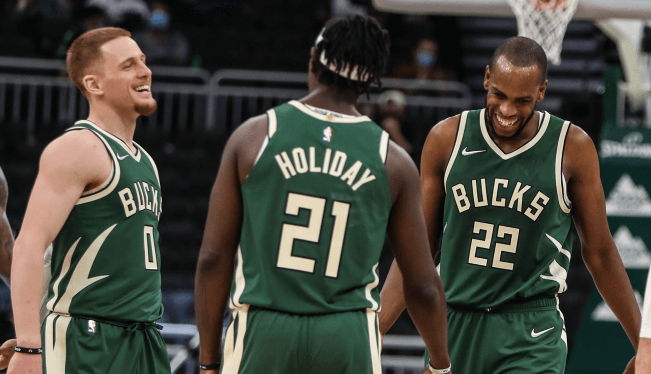 Giannis y Khris Middleton guían triunfo de Bucks sobre Spurs