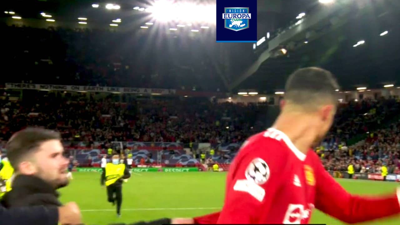 Espontáneo jala a Cristiano de la playera en Old Trafford