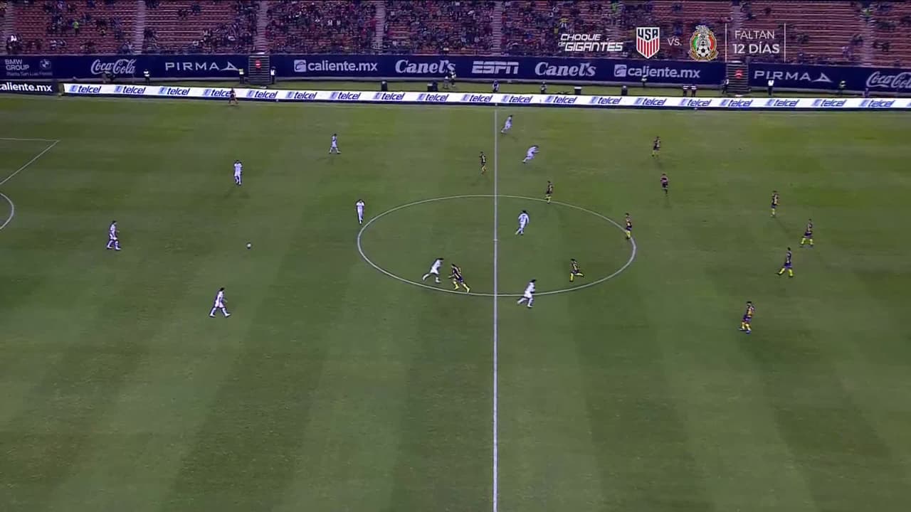 Arranca el partido y la pelota está en juego.