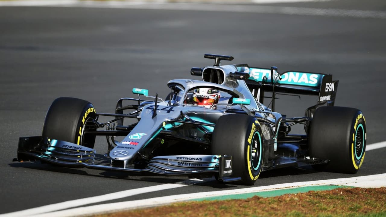El Mercedes AMG-F1 Team se unió a la lista de los equipos que ya develaron su monoplaza para la nueva temporada de la máxima carpa del automovilismo. Sus colores plateado y azul marino siguen estando vigentes en un coche que emana elegancia y con el que Lewis Hamilton buscará retener su título de campeón mundial.