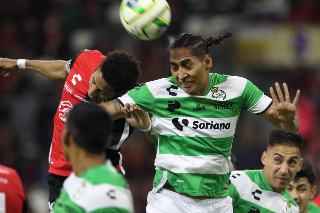 Julián Quiñones se vistió de héroe con Atlas para rescatar un punto ante Santos Laguna en el inicio de la Jornada 4 del Clausura 2023. Javier Correa adelantó a los Laguneros y Jonathan Herrera empató para los Rojinegros en la segunda mitad. Juan Brunetta echó a perder la fiesta de los locales, pero Quiñones daría el golpe final para llevarse el empate.