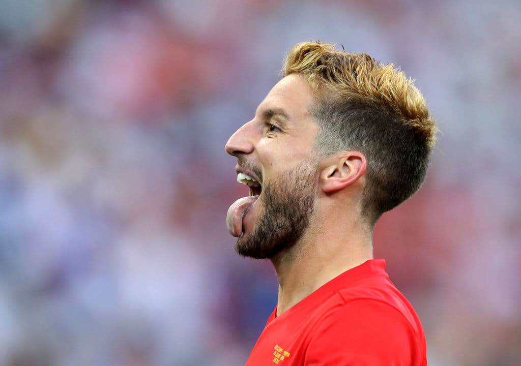 Dries Mertens de Bélgica. Parece que al astro belga, por accidente, le ha caído una botella de agua oxigenada en la cabeza.