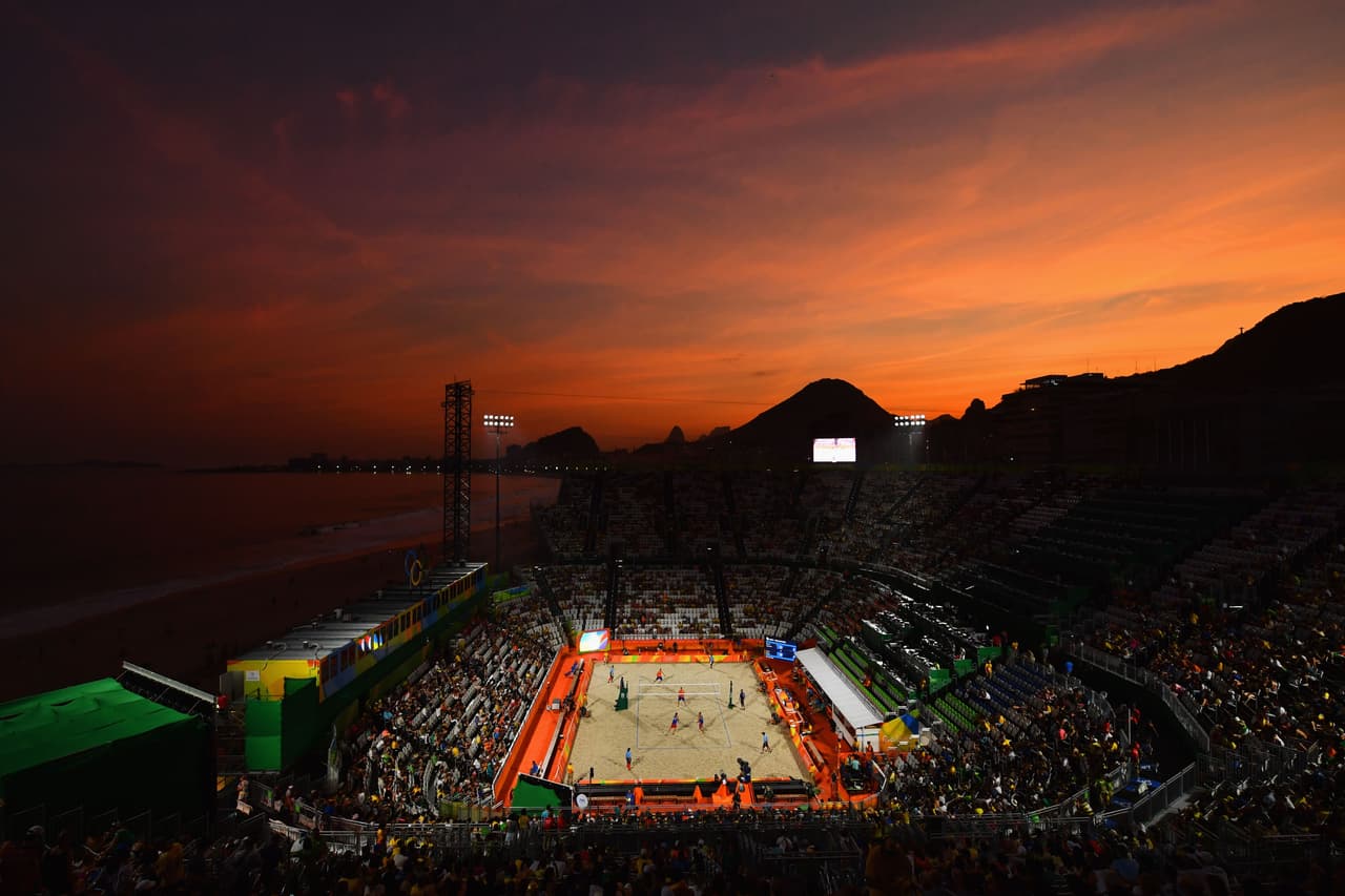 Una vista general del Voleibol Arena, durante el atardecer de Río de Janeiro.