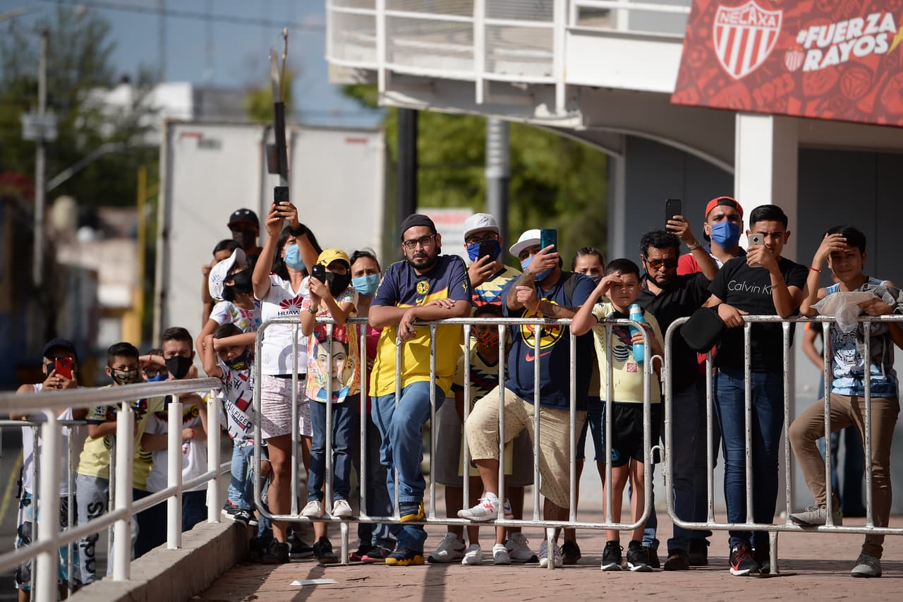 Aunque el torneo se juega a puerta cerrada, algunos aficionados se dieron cita en el estadio.