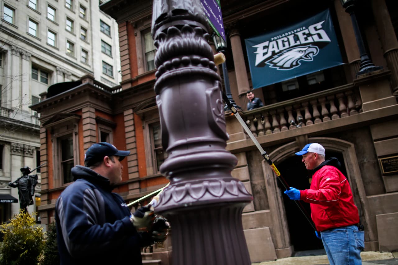 ¡Todo listo en el U.S. Bank Stadium para el Super Bowl LII! Los Patriots y los Eagles jugarán por el título de la NFL y ni siquiera las bajas temperaturas reducen la pasión de los miles de aficionados que ya están en el estadio.